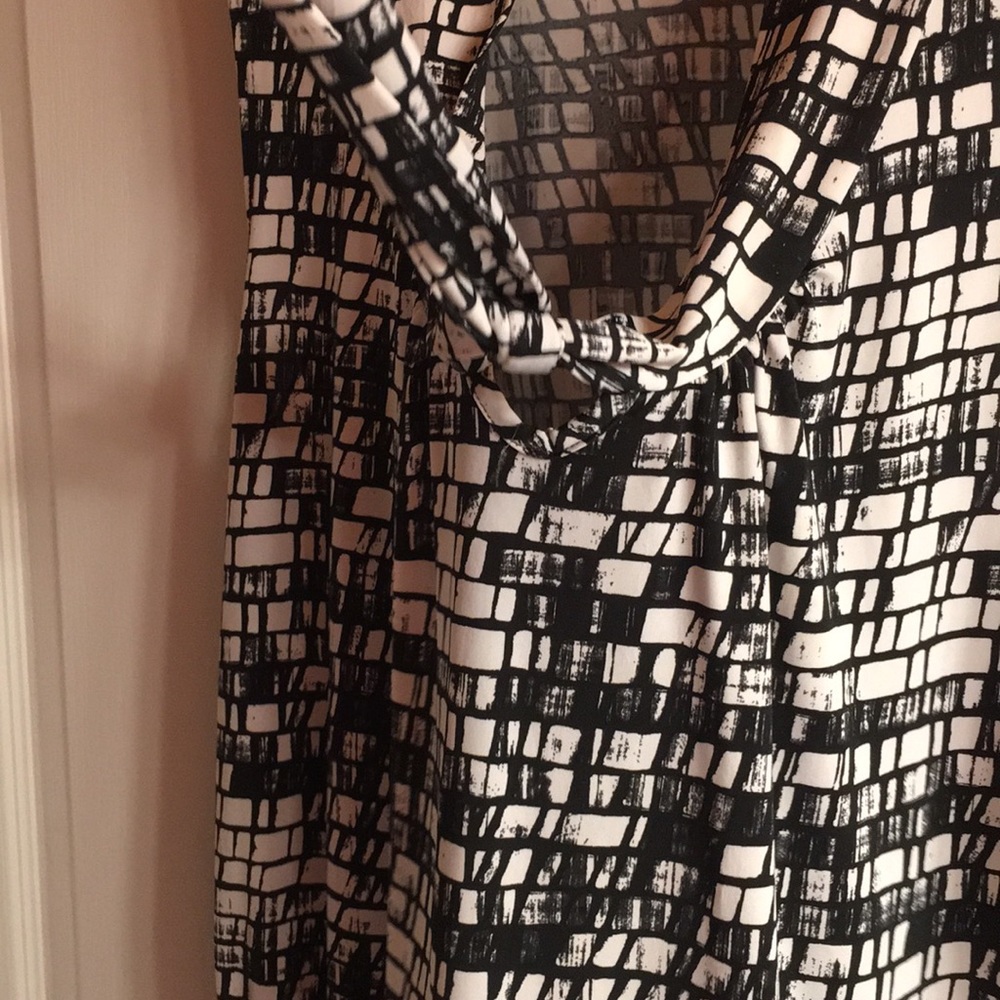 Amazing Black and white layering top with versatile tie - Picture 2 of 5